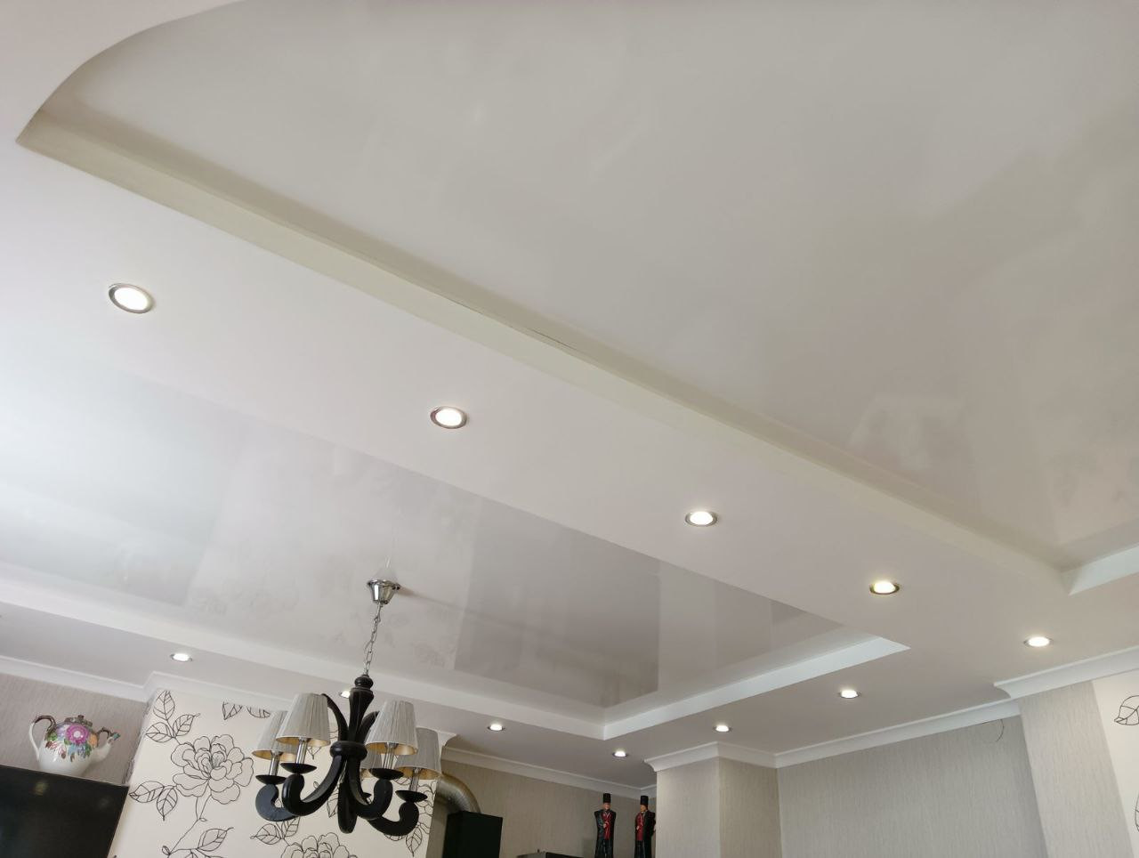 Глянцевый потолок с точечными светильниками, фото 1